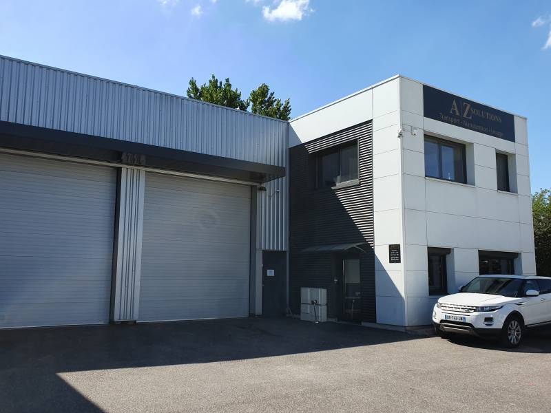 Pose enseigne AZ SOLUTIONS Transports sensible Levage Manutention à Vaulx en Velin