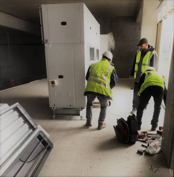 Transport manutention et levage d'un groupe clim Trane au Parc OL de Décines 69