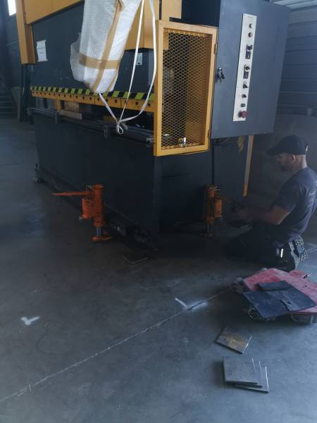 Levage et manutention d’un presse de 10 tonne et d’une Cisaille de 12 tonne à Chassieu 69