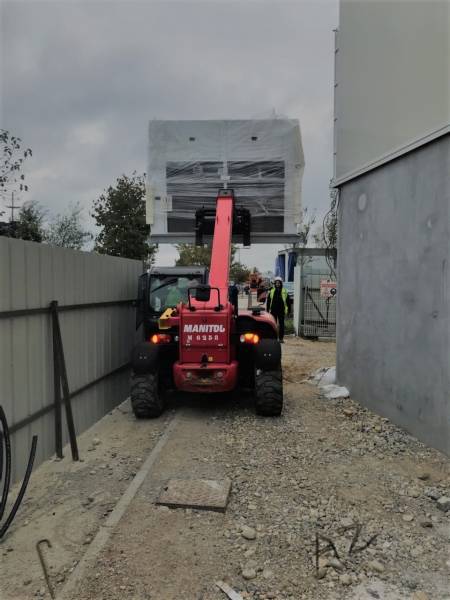 Transport manutention et levage d'un groupe clim Trane au Parc OL de Décines 69
