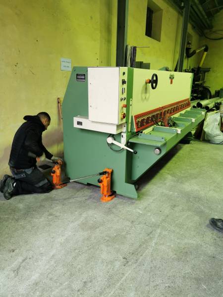 mise en place usine et machines outils presse de 7 tonne azsolutions